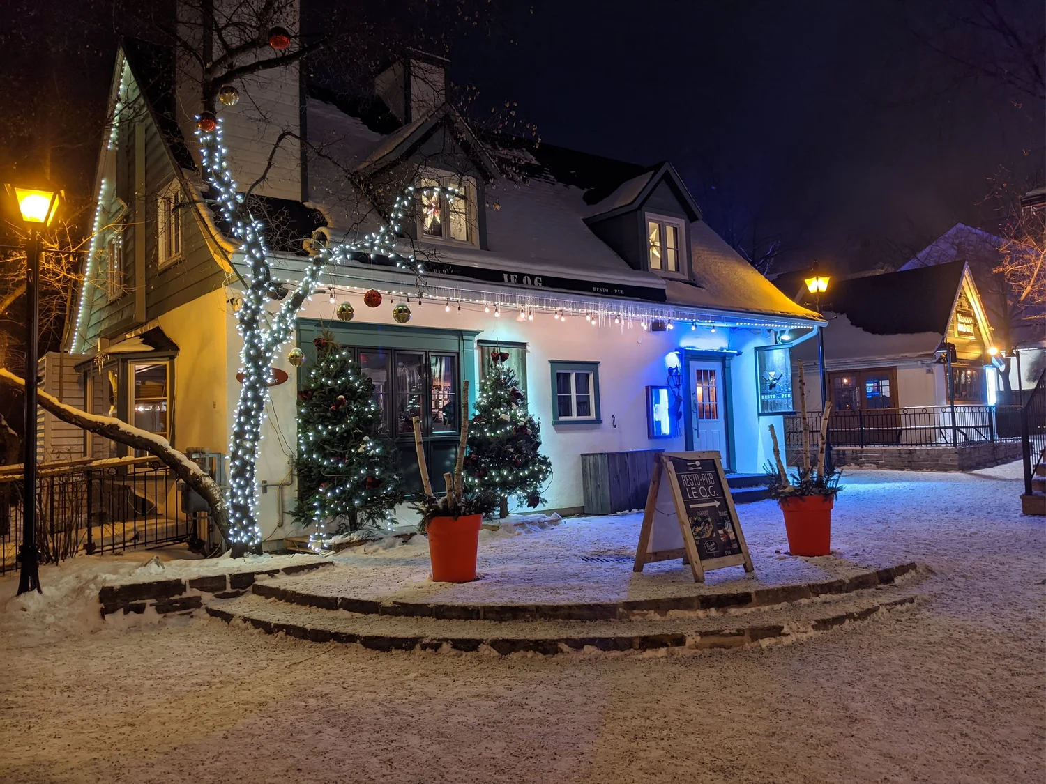 Le Q.G. Resto-Pub Mont-Tremblant — devanture au coucher du soleil