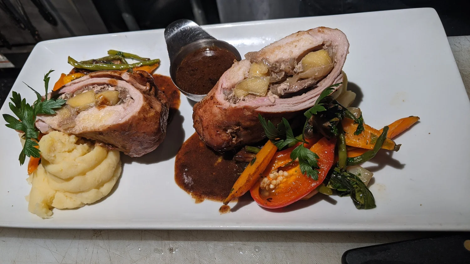 Plat de viande et légumes préparé au Q.G.