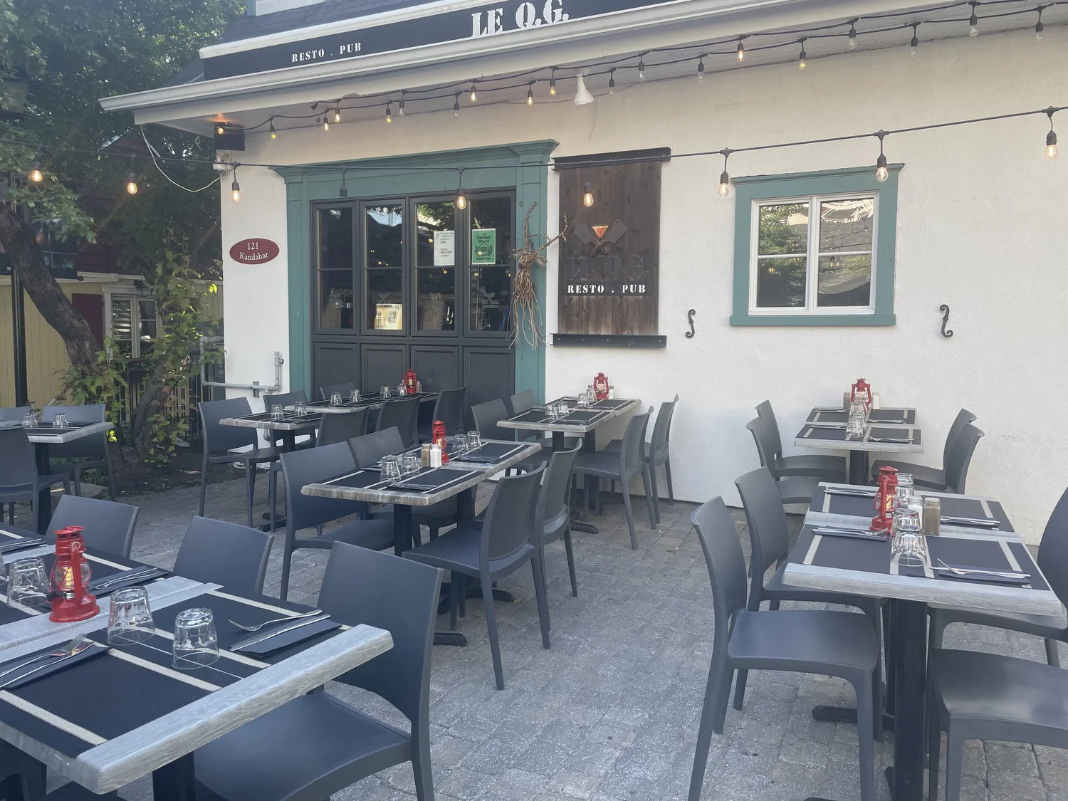 Terrasse extérieure du Q.G. en été à Mont-Tremblant